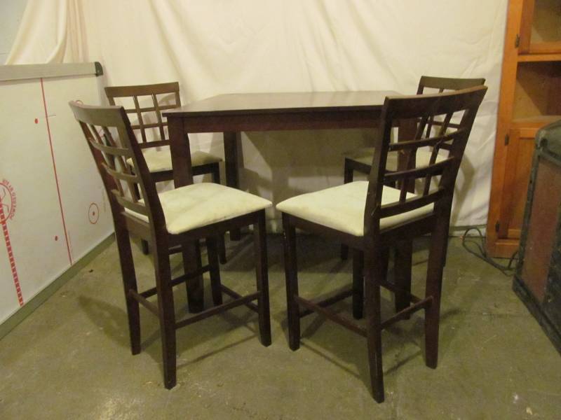 lot 5 image: table
