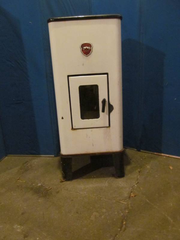 lot 6 image: vintage porcelain enamel Jungers heater