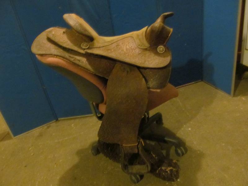 lot 8 image: vintage saddle