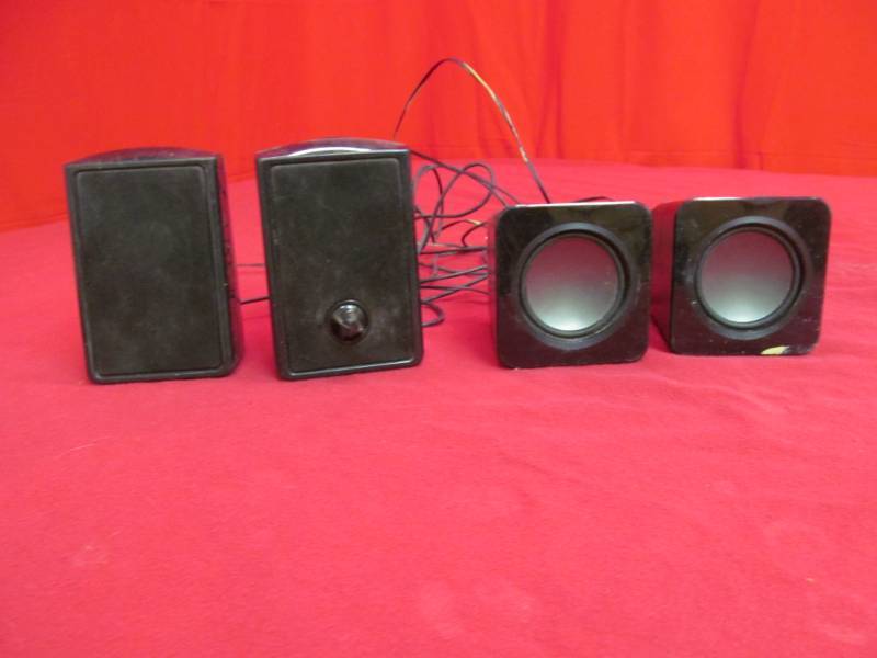 lot 17 image: computer speakers