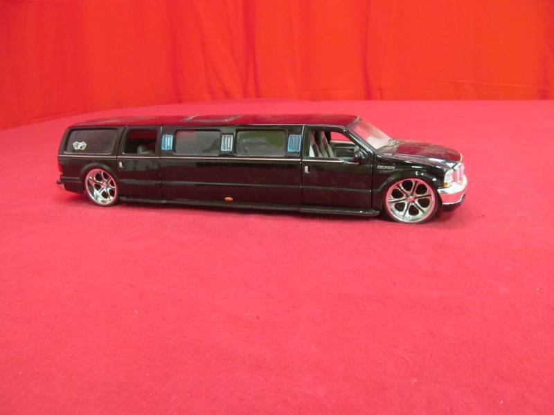 lot 34 image: Maisto Ford Excursion Limo