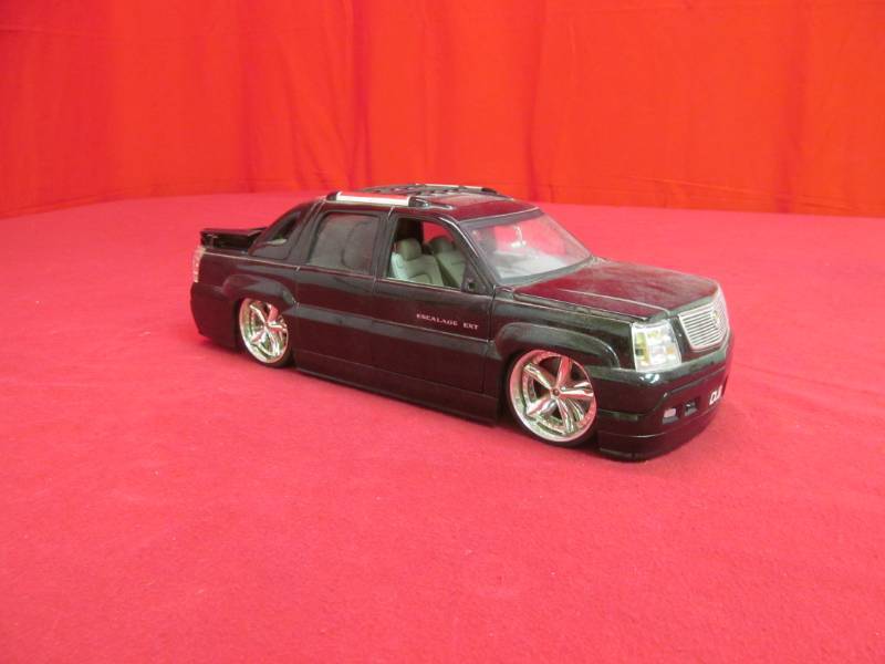 lot 35 image: Jada Cadillac Escalade Ext