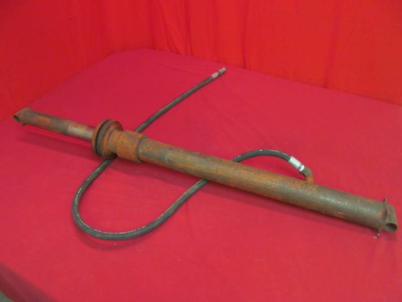 lot 45 image: Hydraulic cylinder with hose