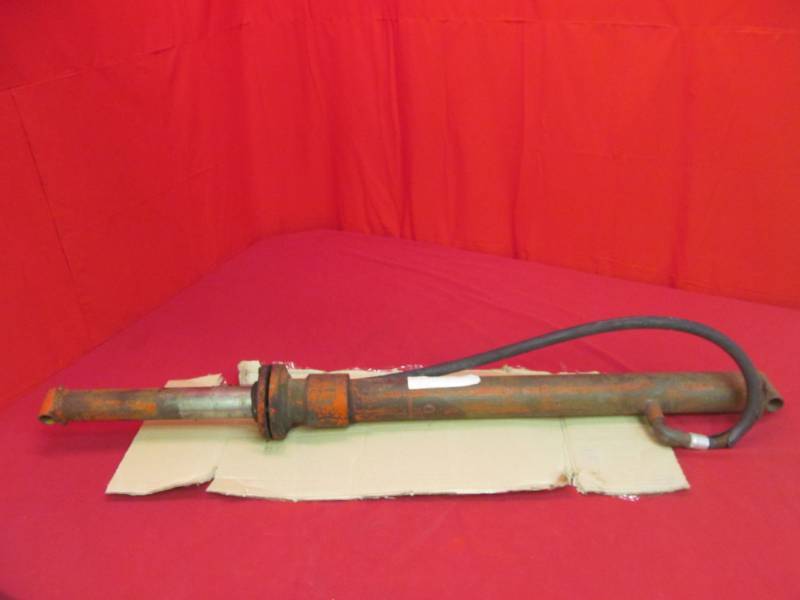 lot 46 image: Hydraulic cylinder with hose