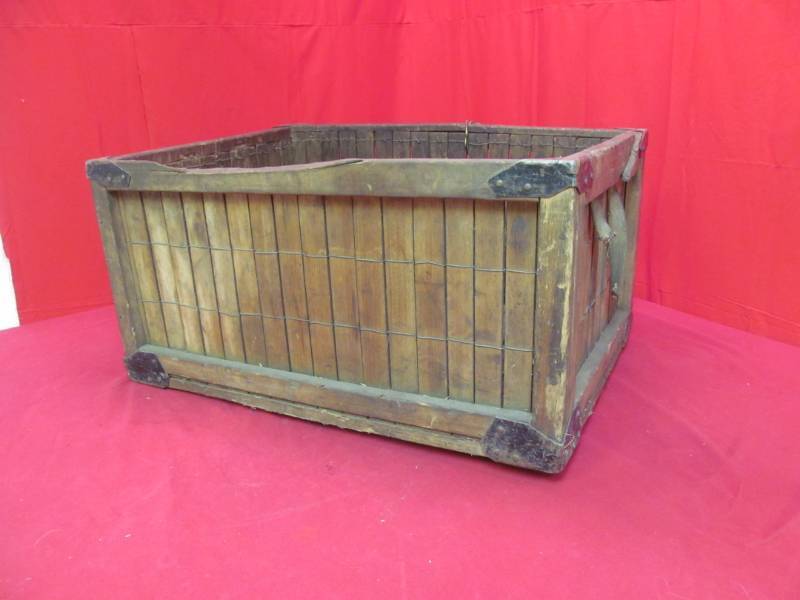 lot 50 image: vintage wood crate