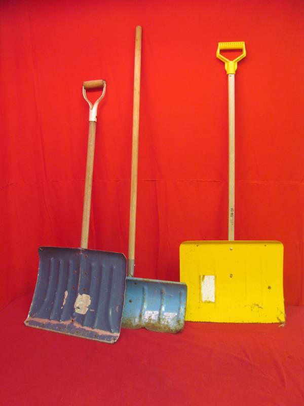 lot 52 image: snow shovels