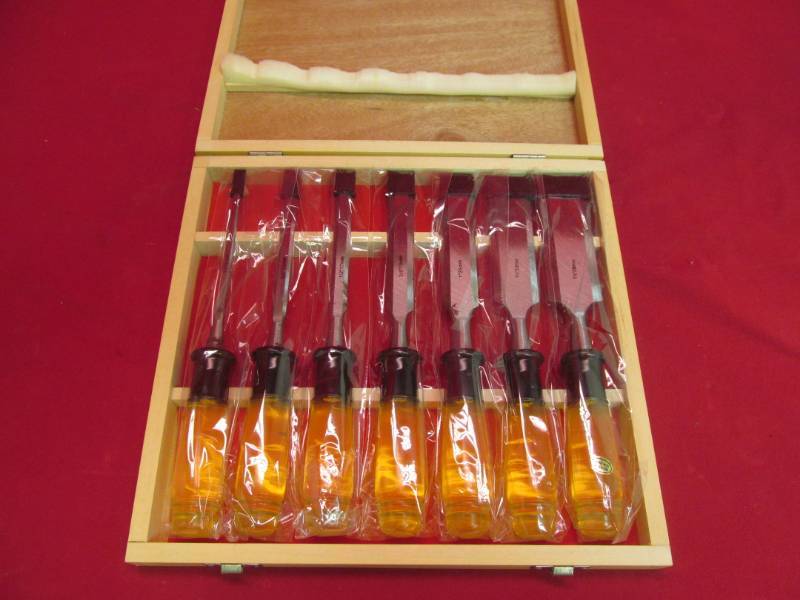 lot 68 image: Handyman wood chisels