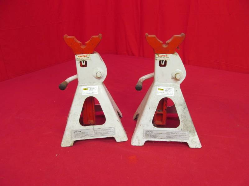 lot 75 image: Larin jack stands