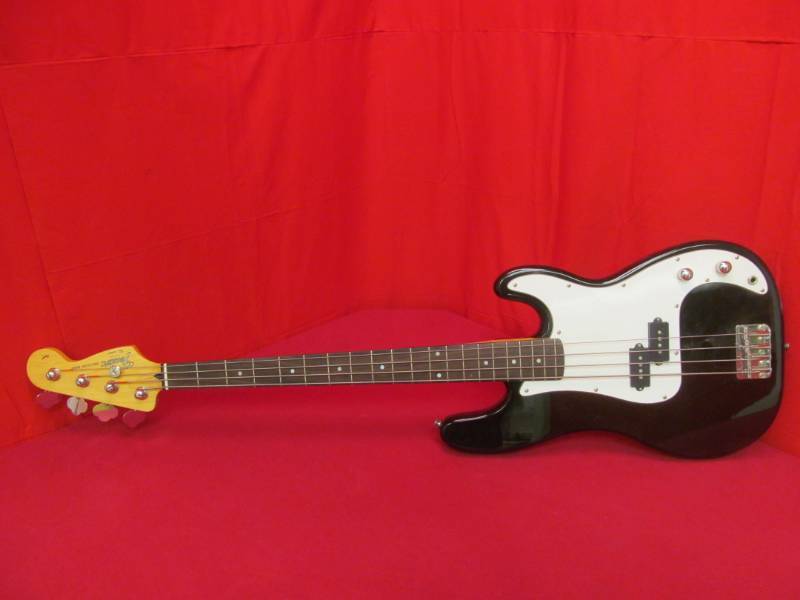 lot 150 image: Fender Player Precision bass Squier series-Maple Finger board