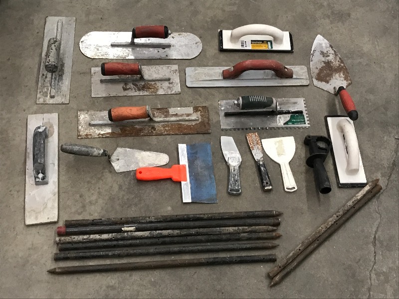 lot 71 image: Bucket Of Hand Tools & Landscape Supplies