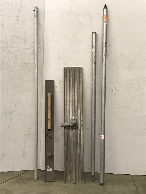 lot 72 image: Lot Of Aluminum Concrete Float Tools