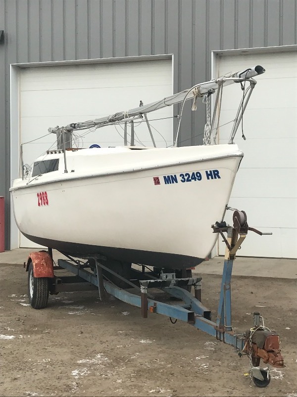 lot 5 image: 1976 Luger Sailboat & Trailer Package