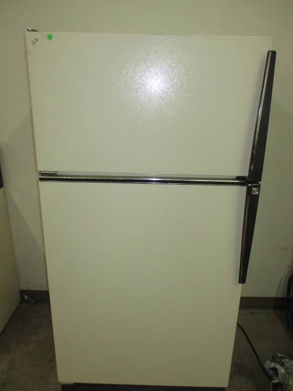 lot 7 image: Amana Fridge Works