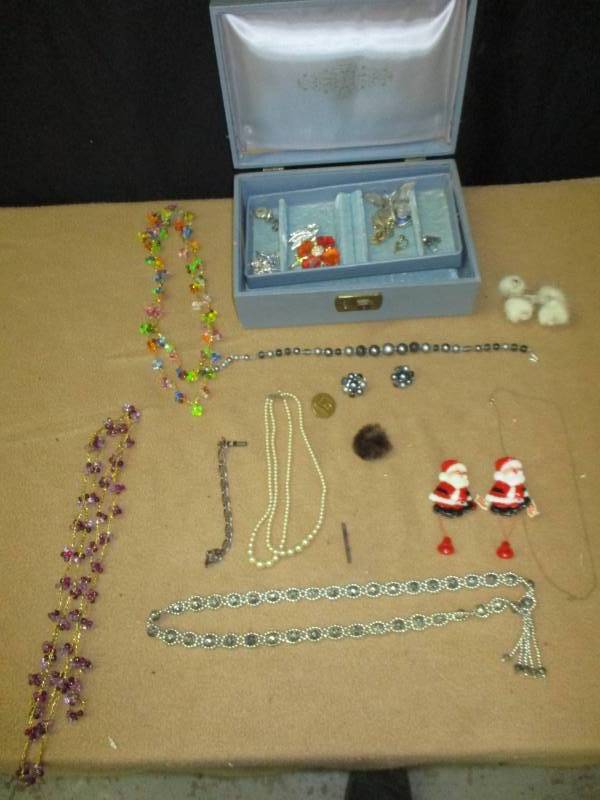 lot 22 image: Jewelry