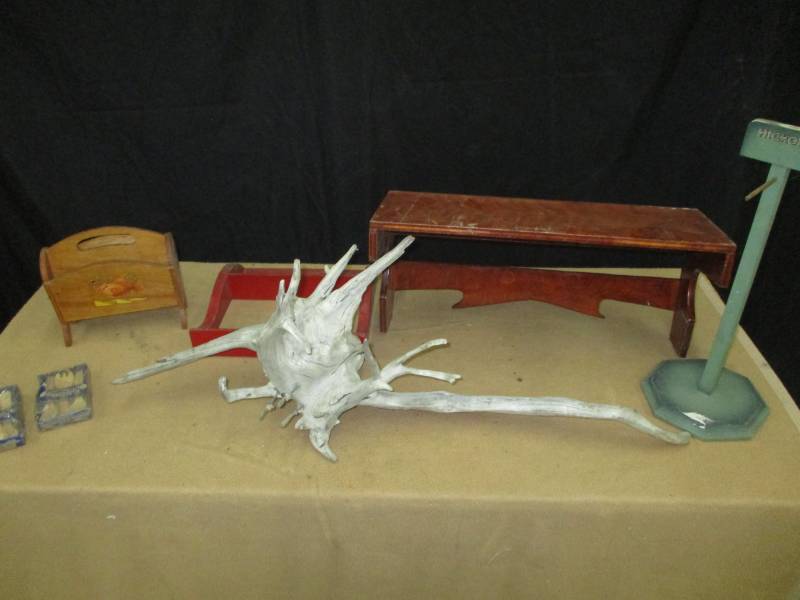lot 57 image: Nice piece of Driftwood and Shelves