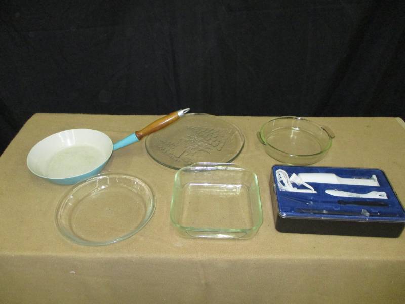 lot 64 image: Cast Iron Fry pancoated with enamle, Baking pans and Nice electric knife