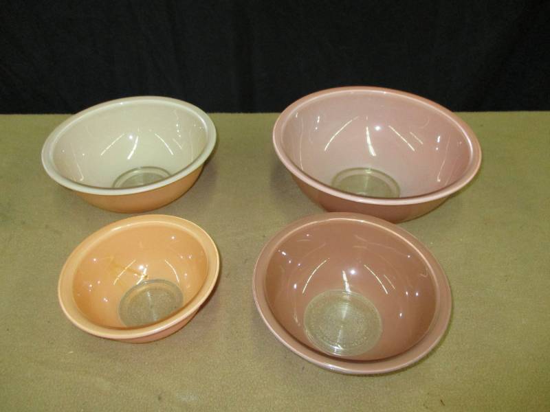 lot 71 image: Old Pyrex Bowl Set