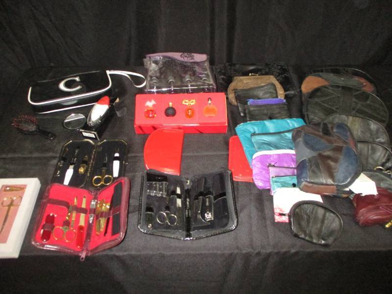 lot 77 image: Costmetic bags and manicure sets