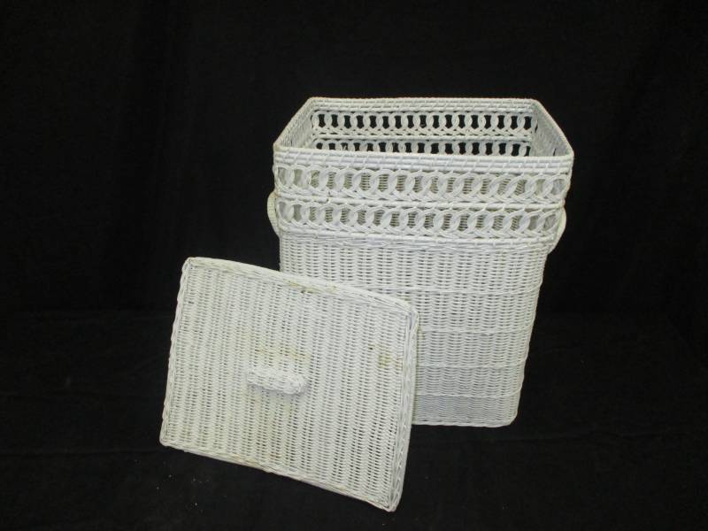 lot 98 image: Whicker Hamper