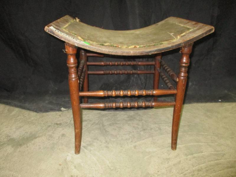 lot 125 image: Antique Saddle Like Chair 19 lx 15 w x 18 12 h