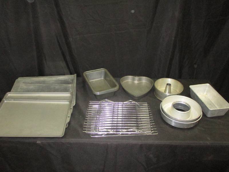 lot 140 image: Baking pans