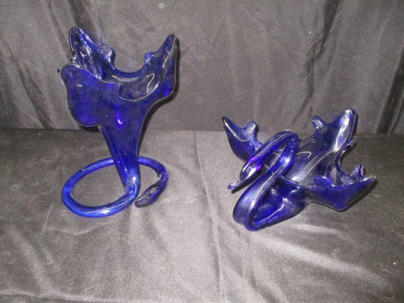lot 142 image: Large Blue Swan and Vase, They are Large