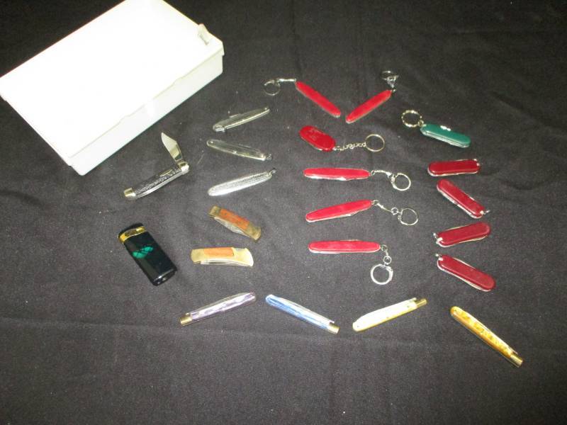 lot 153 image: collection of various pocket knives