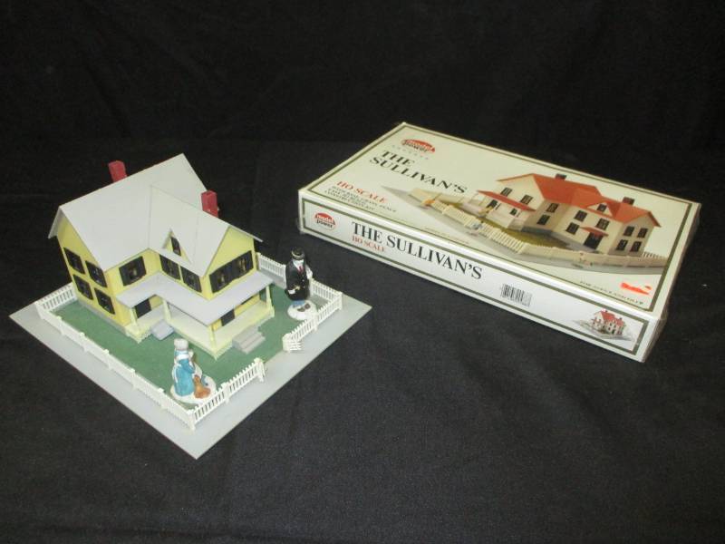 lot 168 image: Model house put together and one complete unopened in box