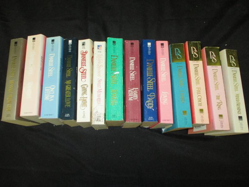 lot 178 image: Danielle Steel Books