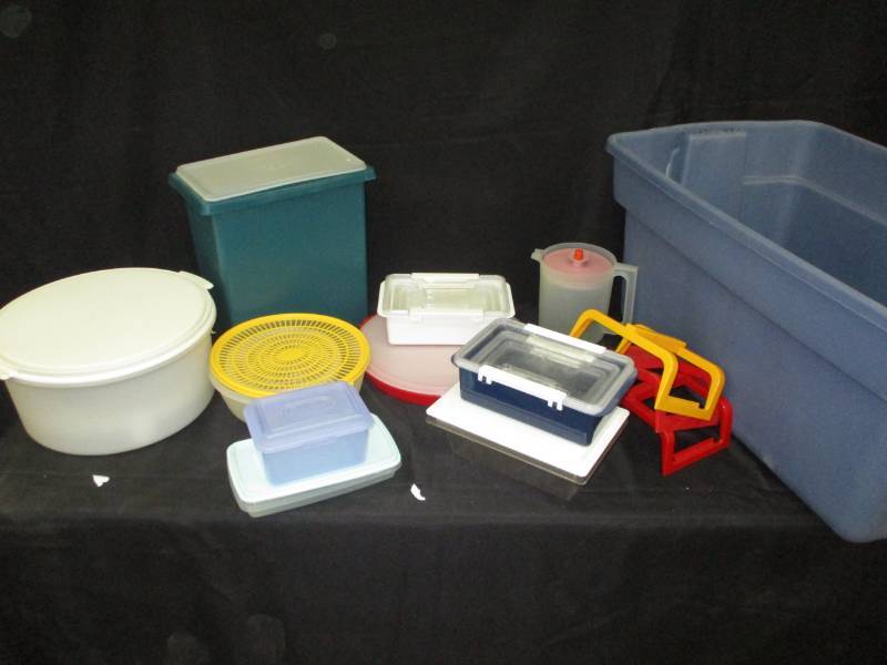 lot 179 image: Various Tupperware in tub with no cover