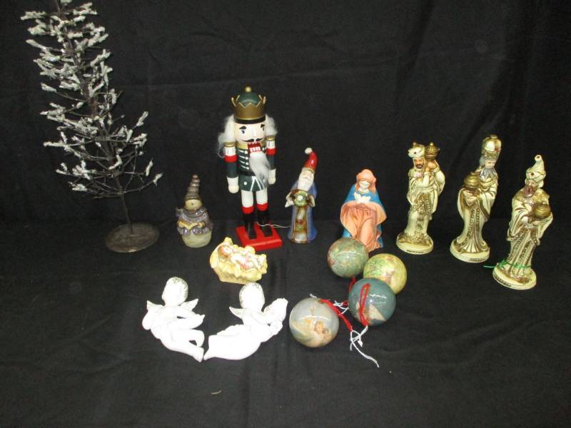 lot 192 image: Lots of collectibles please look at pictures