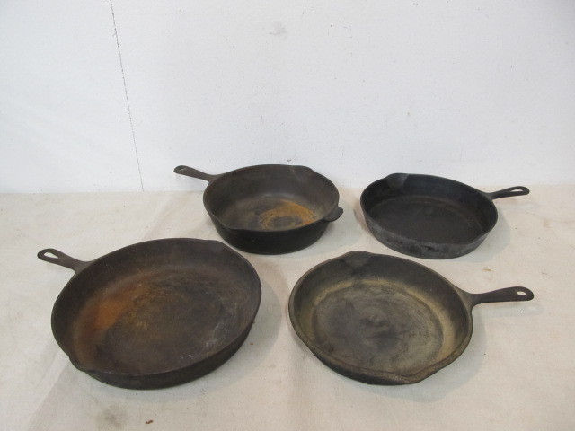 lot 9 image: Group of 4 Old Vintage Cast Iron Skillets
