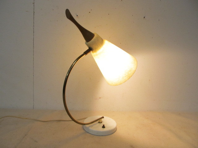 lot 13 image: Mid Century Brass & Teak Desk Lamp w Fiberglass Shade