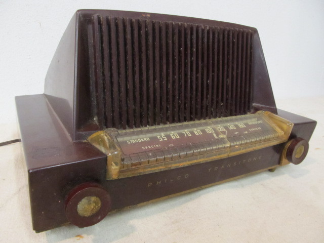 lot 45 image: Vintage PHILCO Model 53-566 Radio