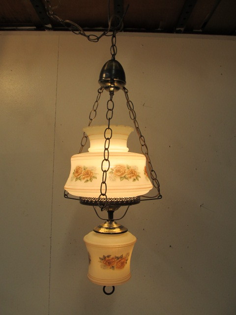 lot 70 image: Vintage Hanging Glass Lamp