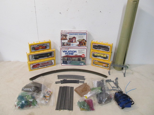 lot 71 image: NOS Vintage LIFE-LIKE HO Scale Trains 