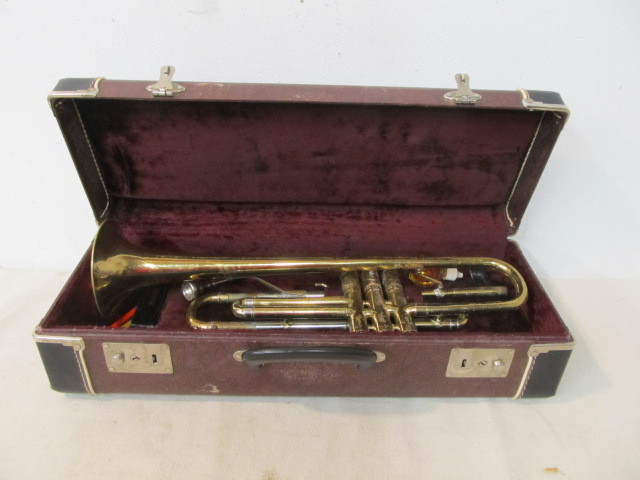 lot 72 image: Vintage Trumpet wCase (Worn)