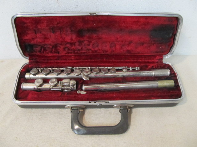 lot 73 image: Vintage Bundy Selmer Flute wCase