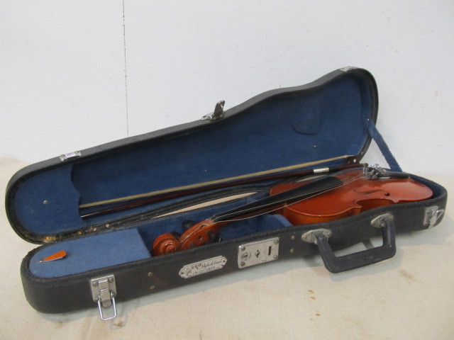 lot 74 image: Vintage SKYLARK Violin wCase & Bow