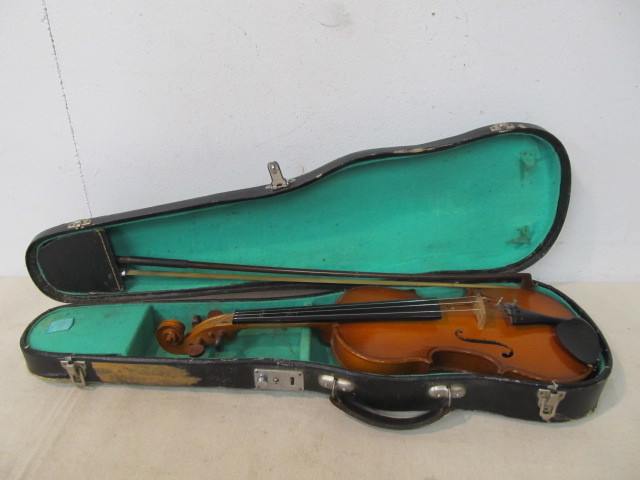 lot 76 image: Antique 12 or 34 Violin wCase & Bow