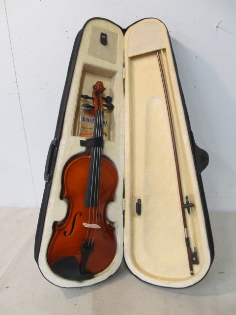 lot 77 image: Newer Violin wBow & Case