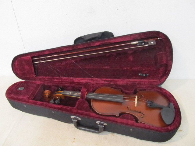 lot 78 image: Newer Violin wBow & Case