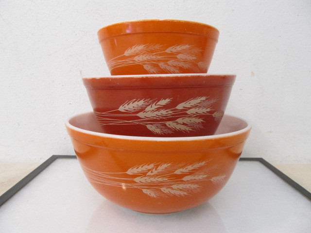 lot 118 image: Vintage Pyrex NestingMixing Bowls - Autumn Harvest