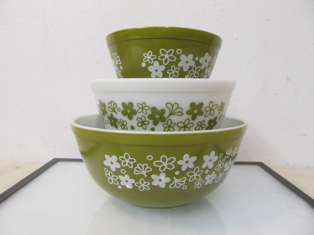 lot 119 image: Vintage Pyrex NestingMixing Bowls - Spring Blossom