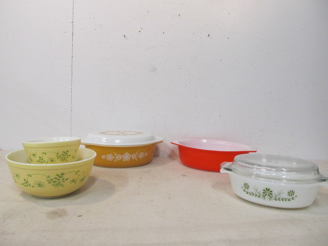 lot 120 image: Lot of Assorted Vintage Pyrex