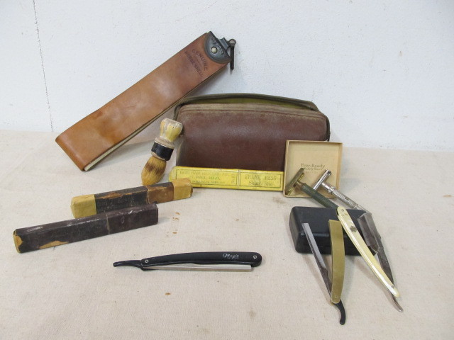 lot 167 image: Pouch of VintageAntique Safety & Straight Razors