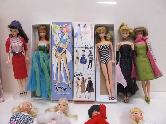 lot 185 image: Vintage Style Barbie Dolls wAccessories