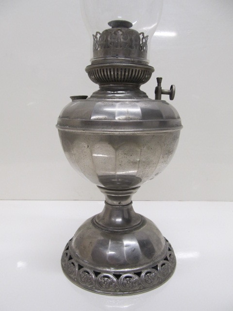 lot 205 image: Antique The B&ampH No. 4 Radiant Oil Lamp