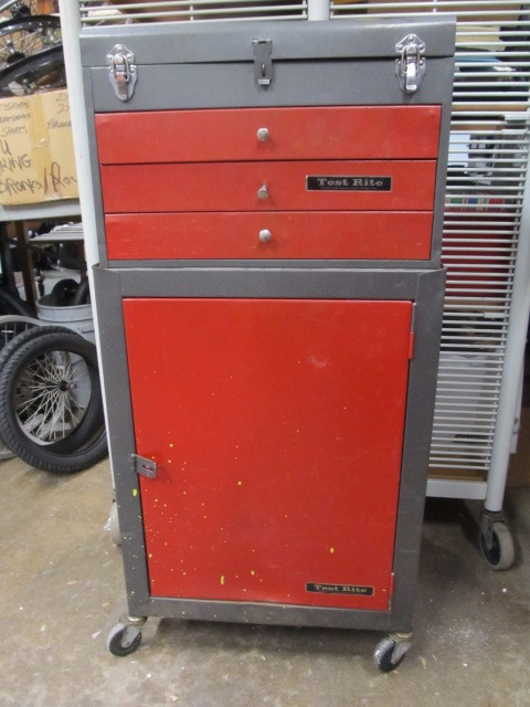 lot 210 image: Rolling Tool Cabinet w Some Tools