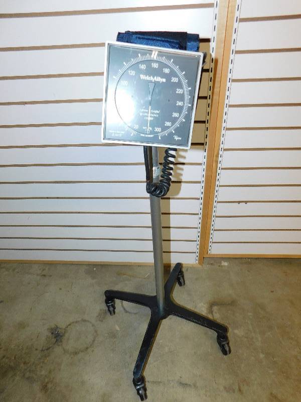 Welch-Allen Blood Pressure Machine With Blood Pressure Cuff